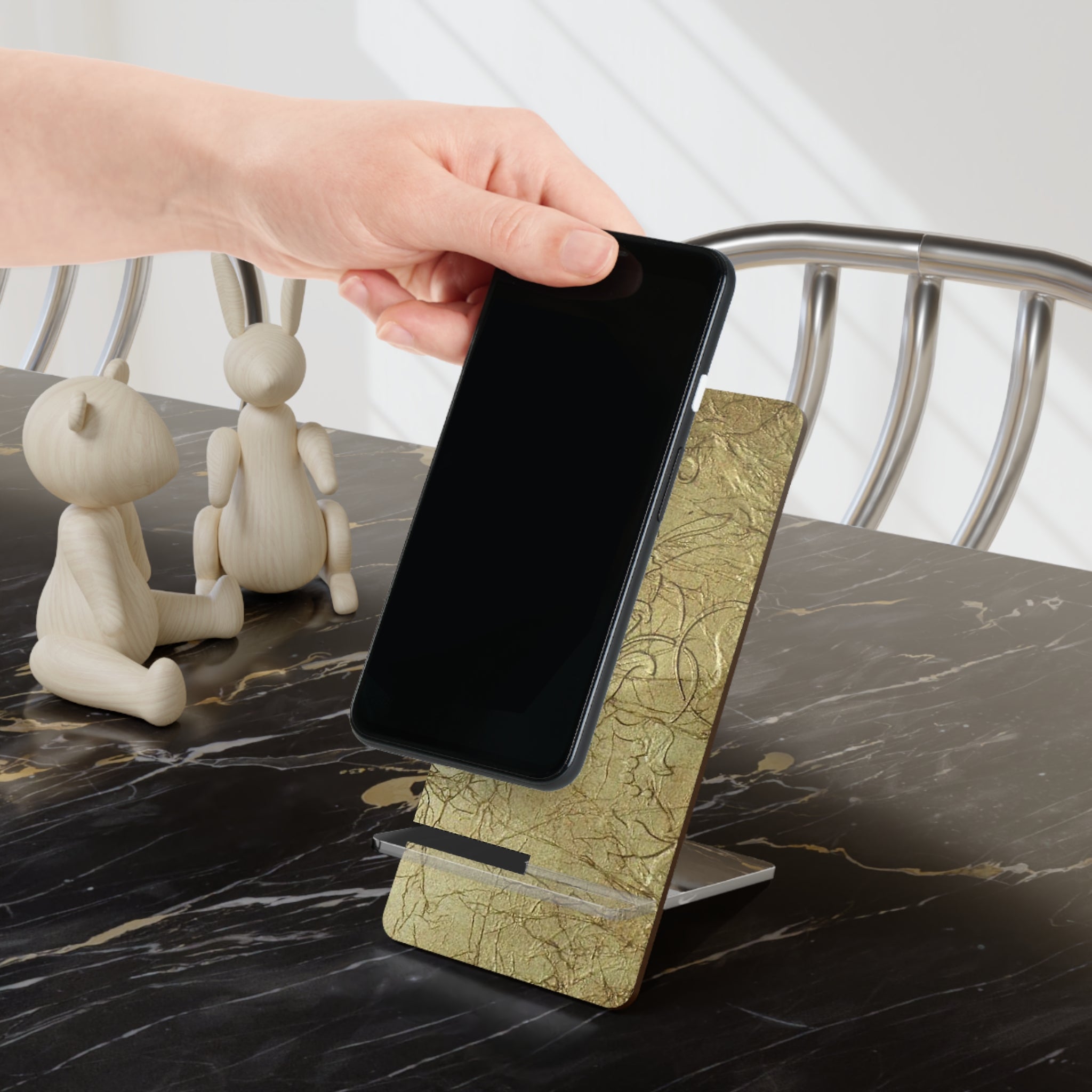 Convenient, sturdy and elegant gold scroll phone display stand